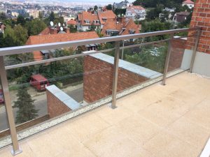 Rozsdamentes üvegbetétes korlát Rozsdamentes üvegbetétes korlát