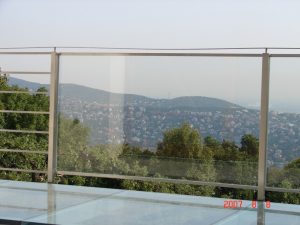 Üvegkorlát oszlopos kivitelben Üvegkorlát oszlopos kivitelben