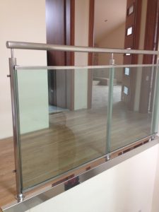 Oszlopos rozsdamentes üvegkorlát Oszlopos rozsdamentes üvegkorlát